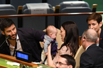新西兰女总理抱娃出席联合国大会 创造新历史