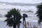 土耳其沿海遭暴风雨袭击 海浪高达5米