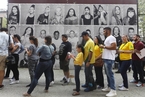 巴西大选首轮投票举行 海外选民排队参与
