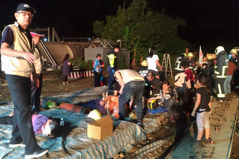 台湾铁路列车出轨事故致18人死亡 深夜持续救
