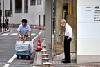日本老龄化严重 “银发”上班族遍布东京街头