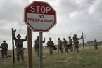 中美洲移民逼近美国边境 美士兵铺设铁丝网应对