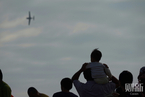 珠海航展歼-10等机型亮相飞行表演 观众争睹拍照留念