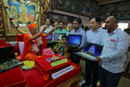 印度商人庆祝排灯节 为电脑和账本“开光”祈福