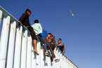 大篷车移民抵达美墨边境 攀爬边境墙眺望美国