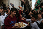 以色列国防部长辞职 巴勒斯坦人街头发糖果庆祝