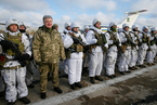 乌克兰伞兵奔赴东部执行任务 总统波罗申科送行