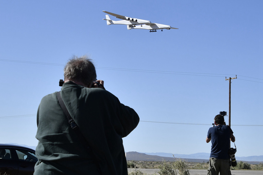 世界最大飞机完成首飞 将用于发射火箭