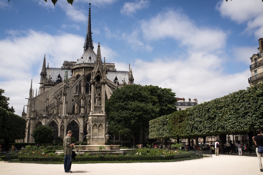 法国巴黎圣母院发生火灾 或与现场修缮有关