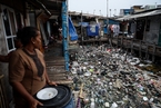 印尼垃圾非法倾倒现象严峻 河流被垃圾填埋