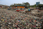 印尼海滩垃圾成山 渔民在塑料垃圾中“捞鱼”