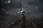 印尼多处林火致空气污染 民众戴口罩出门