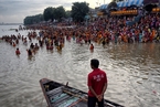 印度教信徒齐聚恒河 举行祈祷仪式致敬祖先