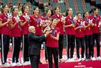 中国女排全胜战绩夺冠 登上最高领奖台