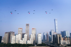 国庆70周年空中梯队受阅 挂国旗拉彩烟掠过北京上空