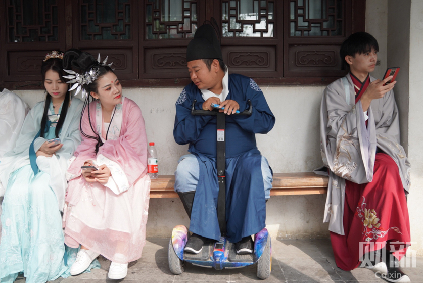 汉服文化周西塘开幕 汉服爱好者齐聚如古装剧片场