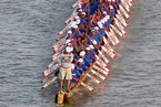 柬埔寨送水节 民众划龙舟庆祝