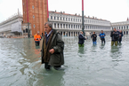 威尼斯遭暴雨侵袭 洪水倒灌圣马可大教堂