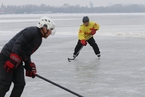 松花江冰面基本冻实 老年冰球队挥斥球场