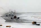 暴风雪天气肆虐美国西部 千名旅客滞留丹佛机场
