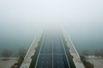 全国多地遭大雾笼罩 多条高速临时封闭