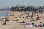 热浪席卷南半球 澳大利亚民众扎堆海滩