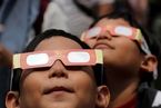全球民众同赏日偏食 观赏工具略有不同