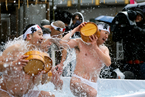 日本民众在神社浸泡冰水 净化身心求新年健康