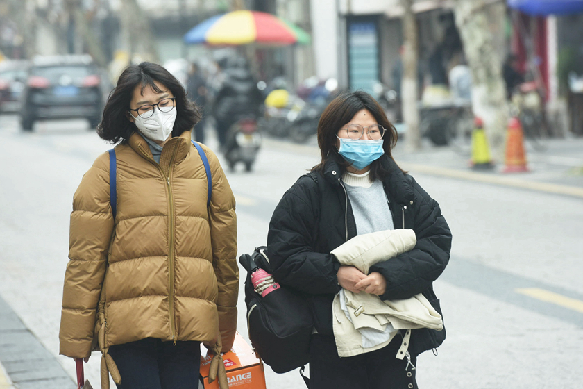 预防新型冠状病毒感染杭州市民戴口罩出门