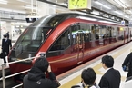 日本近铁展示新型特快列车 车内舒适度大幅提升