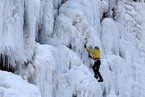 寒流侵袭韩国 民众不惧攀登冰瀑布