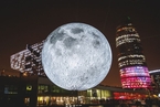 巴塞罗那灯光节举行 巨型“月球”熠熠生辉