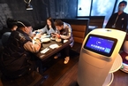 为减少接触 杭州一餐饮店启用多台送餐机器人