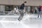 加拿大广场冰面消融 民众滑冰自带水花
