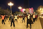 多地气温转暖 民众室外跳舞