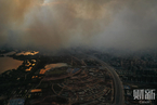 西昌森林大火浓烟飘至城区 遮天蔽日能见度低