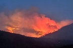 四川凉山西昌山火复燃 火光映红天空