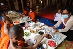 柬新年来临 民众戴口罩庆祝