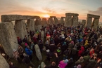 英国民众齐聚巨石阵 迎接冬至日的日出