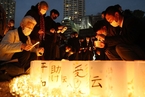 日本阪神大地震27周年 民众点燃蜡烛悼念遇难者