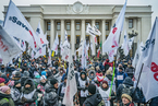 乌克兰抗议者试图冲击议会大厦 议员们紧急疏散