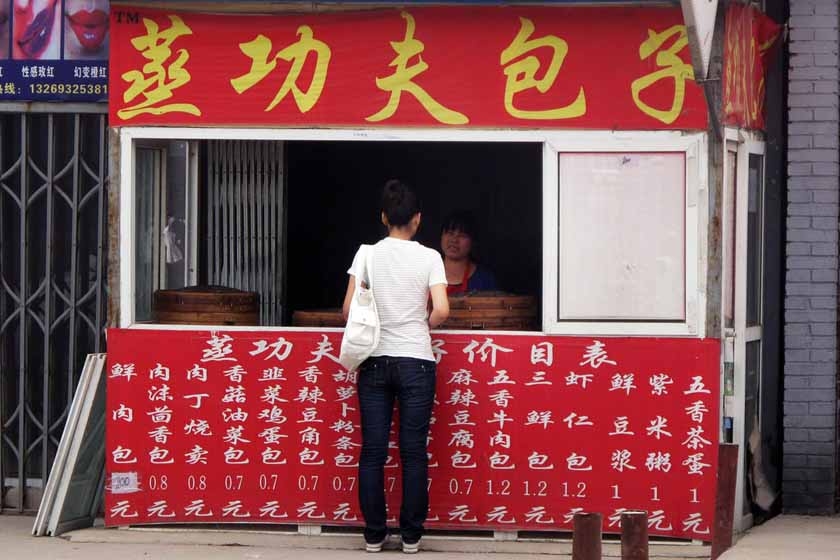 2011年9月7日，北京，霍营地铁站附近这家包子店，使用不明香精调制包子馅料。 新京报/CFP_隐蔽制馅料 包子铺用“不明”香精