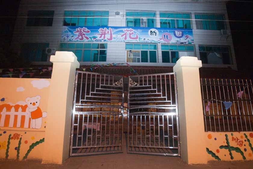 9月13日晚10点，事发荆州紫荆花幼儿园大门被锁。 CFP_荆州两幼童被遗忘校车内身亡