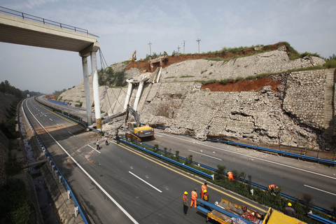 9月20日，连霍高速公路河南新安县段上跨路天桥因山体滑坡而坍塌。 张晓理/CFP