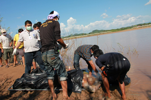 2011年10月11日下午，救援人员在泰国北部清莱府清盛县的湄公河水域打捞出一具尸体。尸体手部被绑，调查人员称可能是被毒贩劫持并杀害的中国船员。新华社记者杨定都摄