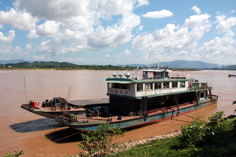 2011年10月11日下午，救援人员在泰国北部清莱府清盛县的湄公河水域打捞出一具尸体。尸体手部被绑，调查人员称可能是被毒贩劫持并杀害的中国船员。新华社记者杨定都摄