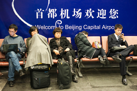 10月30日上午，北京大雾导致首都机场大部分航班延误，滞留乘客在机场内休息。 朱嘉磊/CFP