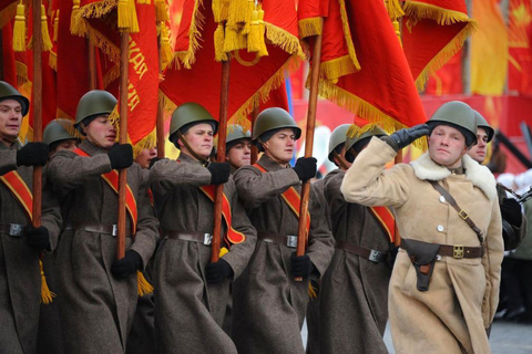 11月7日，莫斯科红场举行阅兵式，纪念1941年卫国战争最艰难阶段举行的红场阅兵70周年。 ALEXANDER NEMENOV/东方IC