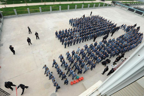 11月24日，首批转移的600多名犯人在武警和监狱警押解下迁往绵阳新址。  胥辉/东方IC