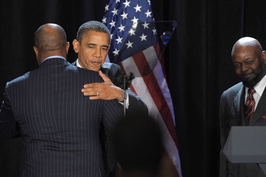 2011年10月4日，奥巴马在得克萨斯州Eastfield学院的一场关于美国就业机会创造法案的演讲中，与柯克拥抱